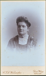 711538 Carte-de-visitefoto van een onbekende dame, gemaakt door C.J.L. Vermeulen, Atelier voor Moderne Fotografie, ...